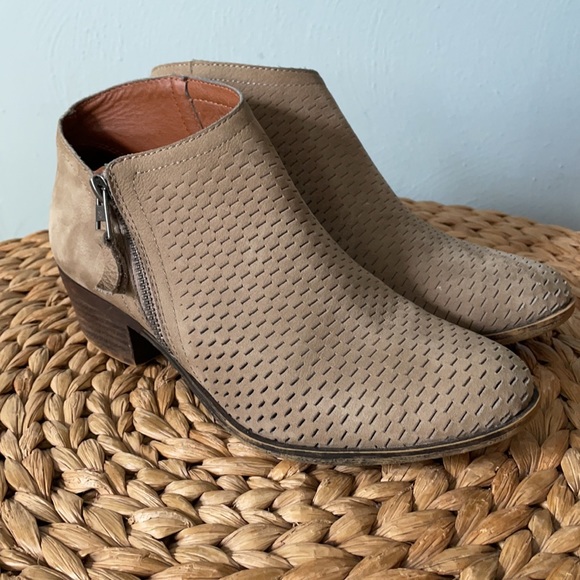 Lucky Brand tan suede ankle bootie - size 9 - Picture 3 of 9